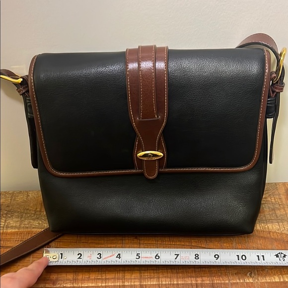 Elegant Black and Brown Crossbody Bag with Adjustable Strap - Picture 9 of 11